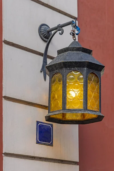 Ljus Gult Glas Strykjärn Lykta House Wall — Stockfoto