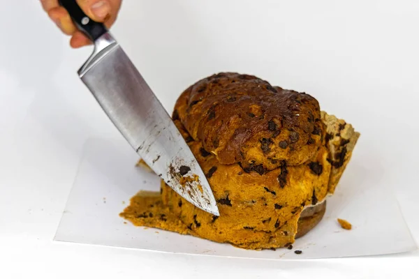 Ciasto Świąteczne Cięcia Dużym Nożem Szefa Kuchni — Zdjęcie stockowe