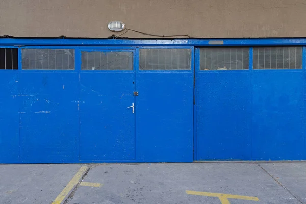 Uzavřené Blue Sliding Doors Storage Building Vstupní Exteriér — Stock fotografie
