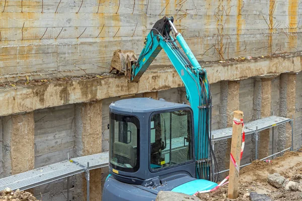 Small Digger Machine Underground Basement Concrete Construction Site — Stockfoto