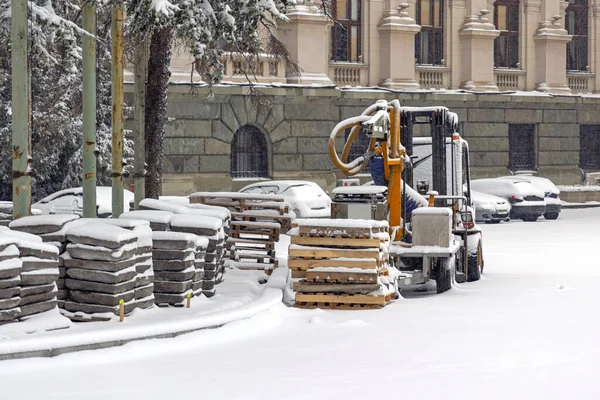 Truckpallar Med Trottoarplattor Snö Byggarbetsplats Vinterproblem — Stockfoto