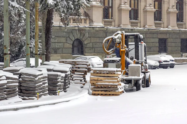 Pallet Del Carrello Elevatore Con Mattonelle Del Pavimento Sotto Problemi — Foto Stock