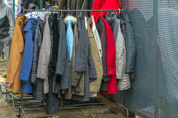 Χειμερινά Σακάκια Και Παλτά Ρούχα Προς Πώληση Στο Flea Market — Φωτογραφία Αρχείου