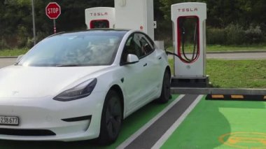 Belgrad, Sırbistan - 13 Ekim 2021: Sırbistan 'ın Ikea kentindeki Hızlı Şarj İstasyonu Tesla.
