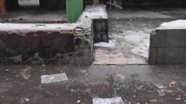 Belgrad, Sırbistan - 31 Ocak 2022: 70. Blok Yeni Belgrad 'daki Eski Çin Alışveriş Merkezi' nde Çelik Yapı Hasarı.