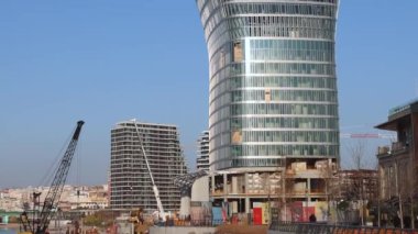 Belgrad, Sırbistan - 25 Kasım 2021: Yeni Gökdelen Kula Belgrad Sahil İnşaat Alanı Güneşli Gün Eğiliyor.