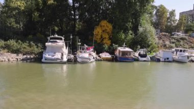 Belgrad, Sırbistan - 05 Ekim 2021: Eski Belgrad 'daki Tuna Nehri' nde Küçük Tekneler Dorcol Marina.