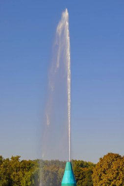 Ada Gölü 'ndeki Büyük Su Jeti Basınçlı Gayzer Çeşmesi