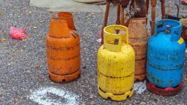 Bit pazarında Renkli Kodlanmış Eski Gaz Silindirleri