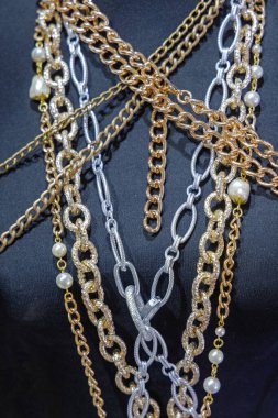 Kara Arkaplanda Bir Çok Altın Zincir Kolyesi