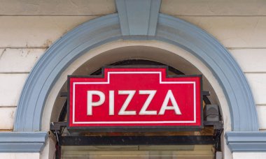 Kapı kemerinde büyük kırmızı işaret pizzası Fast Food
