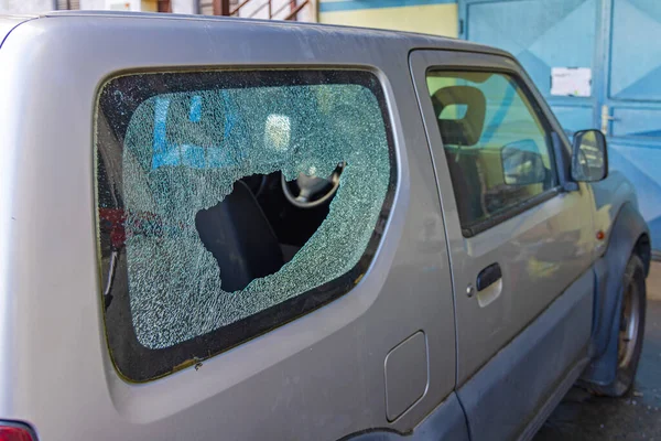 Gebroken Kleine Auto Zijruiten Schade Aan Buitenkant Bekijken Inbraak — Stockfoto