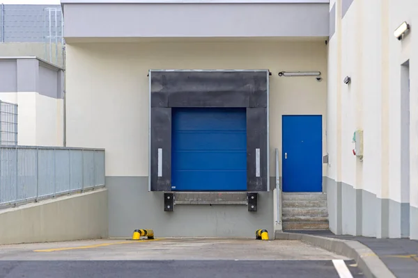 Uma Porta Armazenamento Doca Rampa Carregamento Carga — Fotografia de Stock