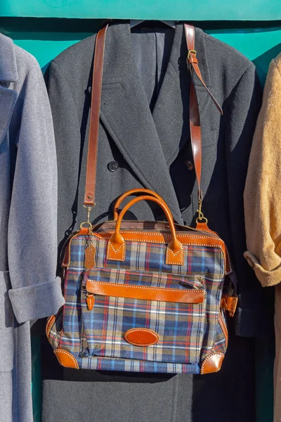 Grote Moderne Tartan Tas Met Bruin Leer Details — Stockfoto