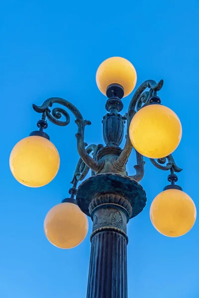Lâmpada Estilo Antigo Post Globes Luzes Cidade Poder Ligado — Fotografia de Stock