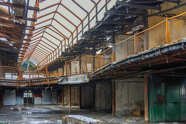 曲げ天井構造物火災後のショッピングモールインフェルノ損傷 — ストック写真