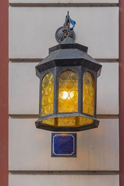 Luz Lanterna Ferro Vidro Amarelo Parede Casa — Fotografia de Stock