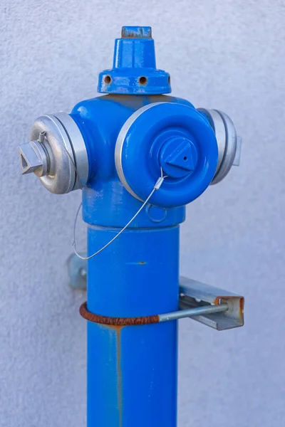 Blaues Wasserrohr Feuerwehrhydrant Mit Rostigem Halter — Stockfoto