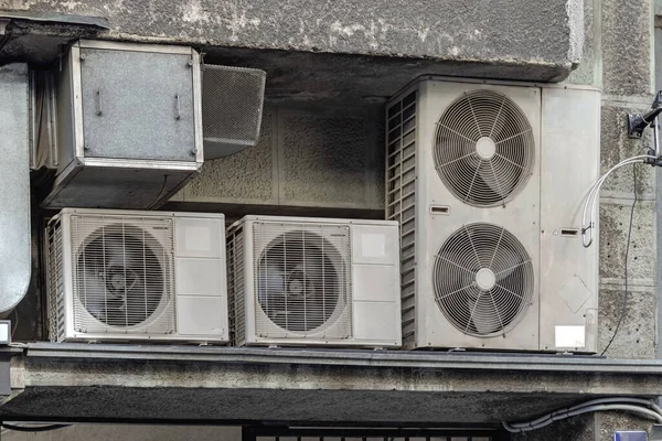 建筑物外的空调机组Hvac系统 — 图库照片