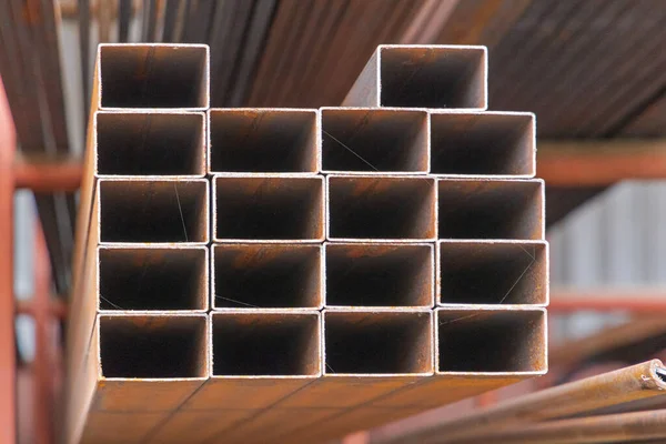 建設倉庫の棚にある長方形の形の鋼管 — ストック写真