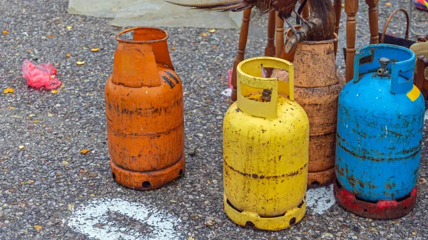 フリーマーケットでのカラーコード化された古いガスシリンダーボトル — ストック写真