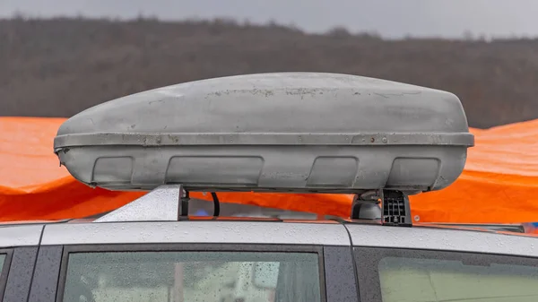 Mała Szara Skrzynka Dachowa Minivan Vehicle — Zdjęcie stockowe