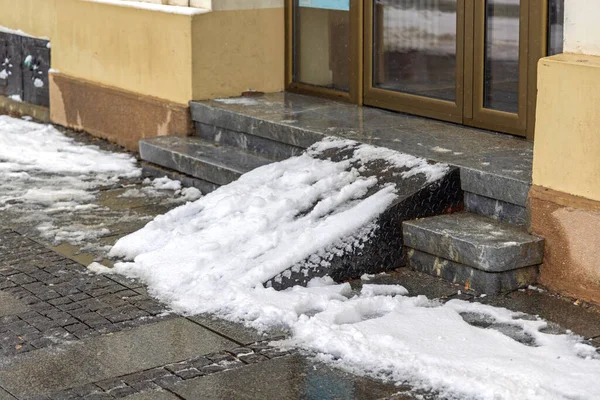 Доступный Пандус Инвалидных Колясок Покрыт Снегом Скользкие Зимние Проблемы — стоковое фото