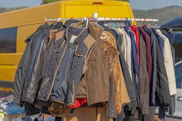 Westen Und Jacken Beim Geländer Flohmarktverkauf — Stockfoto