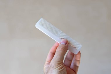 Beyaz Plastik Saçlı Tarak Adam