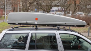 Emlak Otomobili Çatısı 'nda Büyük Gezgin Kutusu