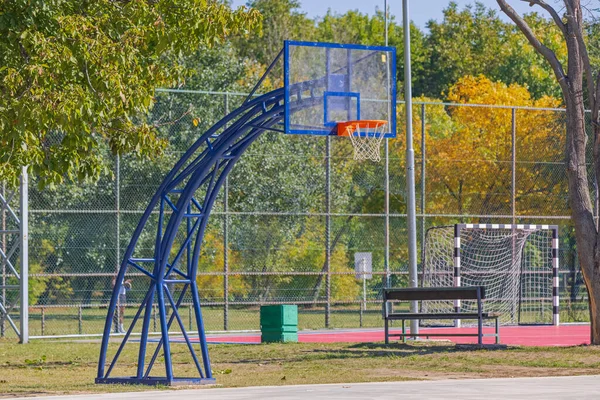 Blauer Basketballkorb Stahl Struktur Outdoor Sports Park — Stockfoto