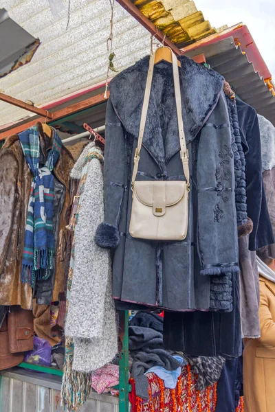 Casacos Pele Bolsa Couro Moda Inverno Mercado Pulgas — Fotografia de Stock