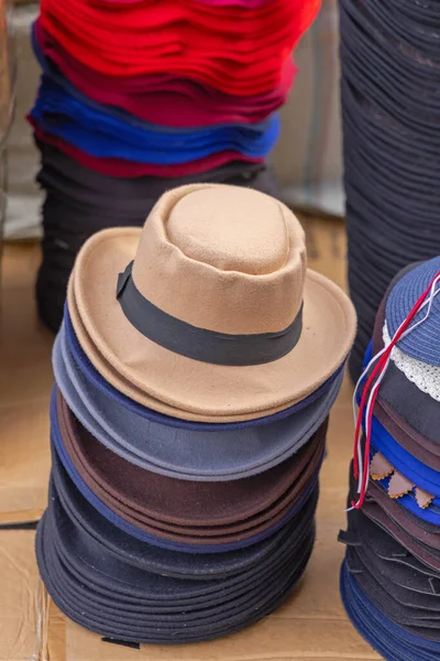 Egy Halom Filc Fedora Kalap Winter Fashion — Stock Fotó