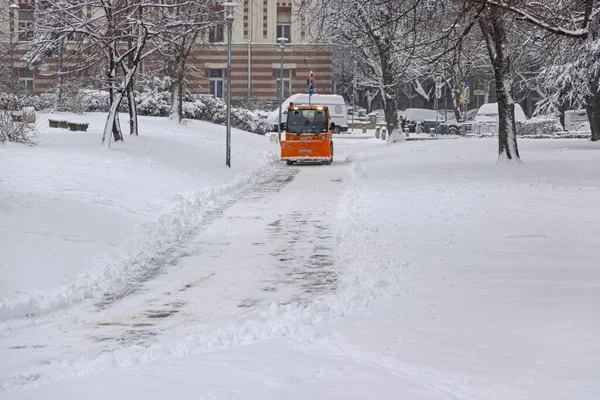 Smalle Sneeuw Ploegwagen Stadspark Winter — Stockfoto
