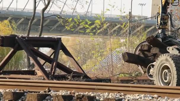 Αφαίρεση Των Παλαιών Σιδηροδρομικών Δεσμών Και Σιδηροδρομικών Γραμμών Grappling Forks — Αρχείο Βίντεο