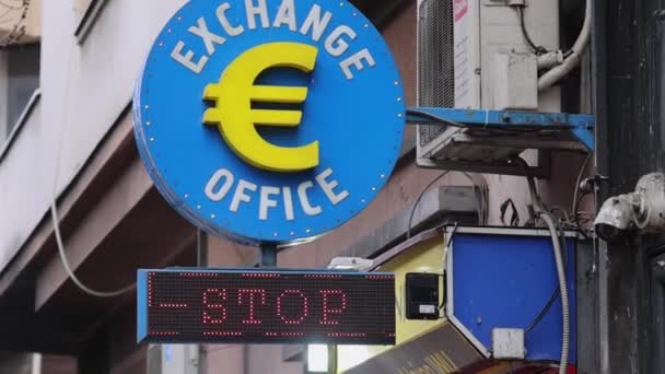 Euro Denaro Segno Presso Exchange Office Con Led Luci Zoom — Video Stock