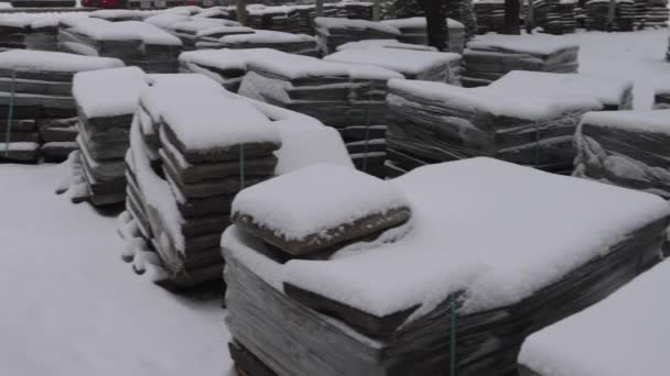 Paleți Plăci Pavaj Acoperite Șantier Construcții Zăpadă Tigaia Iarnă — Videoclip de stoc