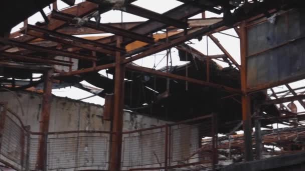 曲げ鋼構造物火災後のショッピングモールの損傷パン — ストック動画