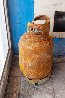 Yangından Yakılan Gaz Şişe Silindiri Hasar Verdi