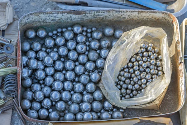 Bolas Metal Aço Sujo Usadas Caixa — Fotografia de Stock