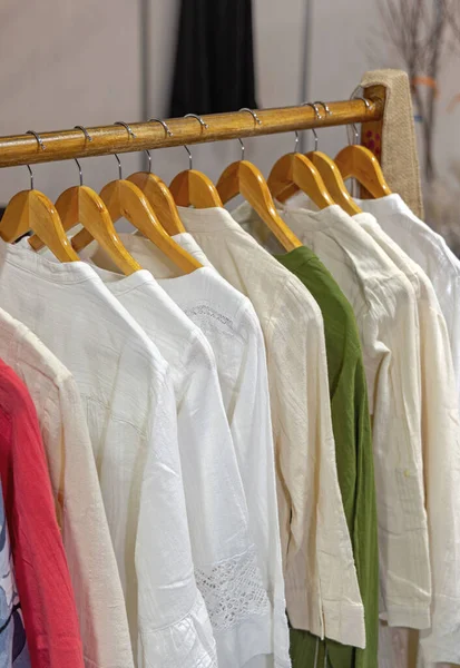 Camisas Estilo Mínimo Algodão Orgânico Cabides Madeira — Fotografia de Stock