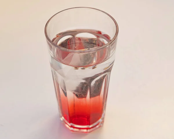 Eistee Beutel Löst Sich Glas Mit Klarem Wasser — Stockfoto