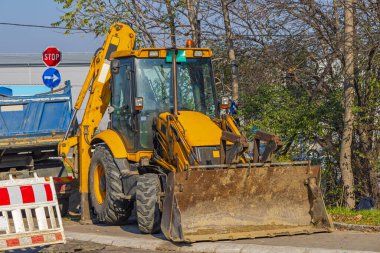 Street Road Works 'te Önden Yükleyici Kazıcı Makinesi