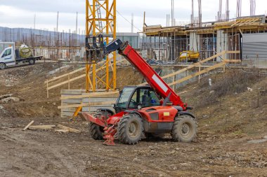 İnşaat alanındaki Teleskopik Forklift Patlayıcı Telsiz Telsiz Aracı