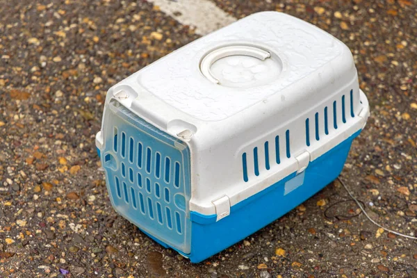 Wet White Plastic Pet Carrier Transporter Box — Stock fotografie