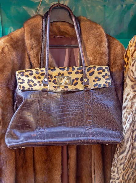 Kožené Tašky Leopardím Potiskem Kožich Zimní Móda — Stock fotografie