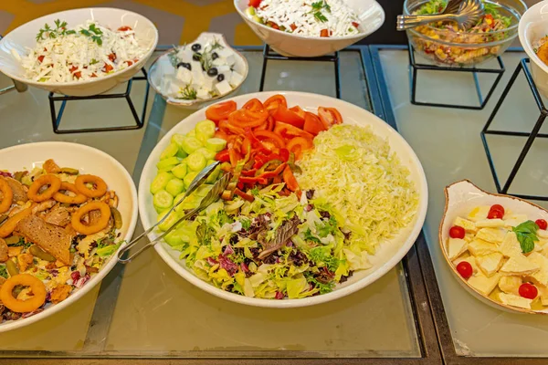 Grande Tigela Mistura Salada Saudável Fresca Mesa Buffet — Fotografia de Stock