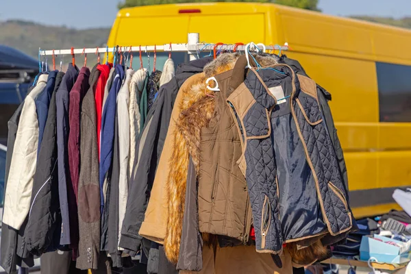 Vesten Jassen Hangen Buiten Vlooienmarkt — Stockfoto