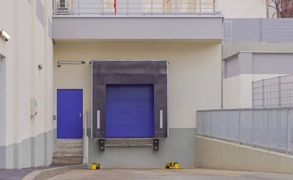 Puerta Almacenamiento Muelle Rampa Carga Cerrada —  Fotos de Stock