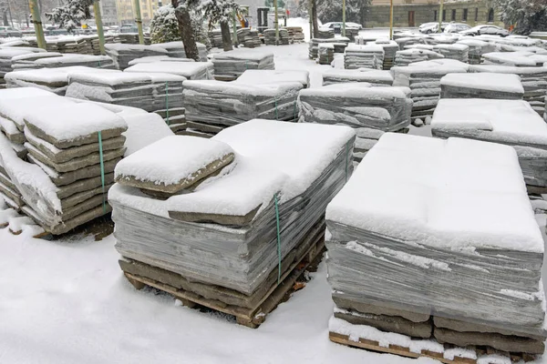 Paletas Con Azulejos Pavimento Cubiertos Con Sitio Construcción Nieve Invierno —  Fotos de Stock